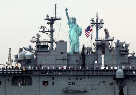 Tàu hải quân Mỹ tề tựu về New York