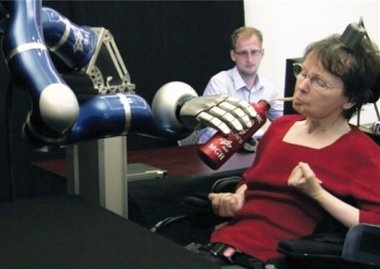 Điều khiển cánh tay robot bằng suy nghĩ - 1 Điều khiển cánh tay robot bằng suy nghĩ