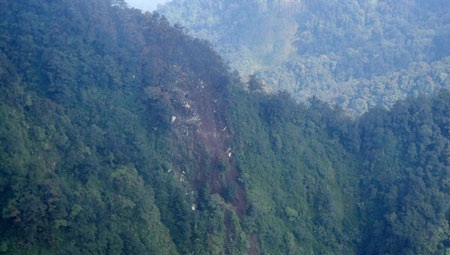 Mảnh vỡ máy bay Nga văng khắp sườn núi ở Indonesia