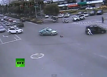 Trung Quốc: Kinh hoàng em bé rơi từ xe đang chạy giữa giao lộ - 1 Trung Quốc: Kinh hoàng em bé rơi từ xe đang chạy giữa giao lộ