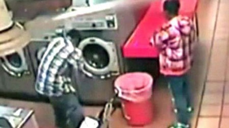 Bé 1 tuổi bị nhét và quay trong máy giặt