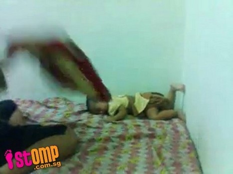 Phẫn nộ video bà mẹ trẻ hành hạ tàn ác con nhỏ - 2 Phẫn nộ video bà mẹ trẻ hành hạ tàn ác con nhỏ