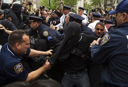 Hai thái cực trong ngày Quốc tế lao động - 1 Hai thái cực trong ngày Quốc tế lao động