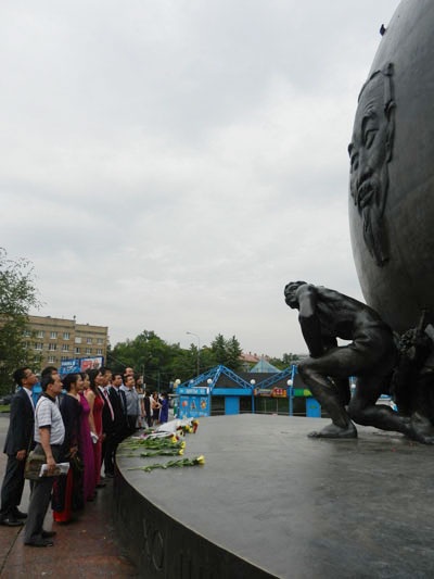 Người xứ Nghệ dâng hoa viếng tượng đài Bác ở Mátxcơva - 1 Người xứ Nghệ dâng hoa viếng tượng đài Bác ở Mátxcơva