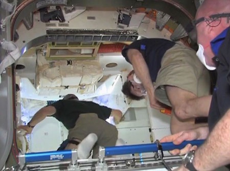 Du hành gia trên trạm vũ trụ trôi nổi trong tàu vũ trụ tư nhân - 2 Du hành gia trên trạm vũ trụ trôi nổi trong tàu vũ trụ tư nhân