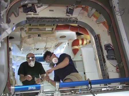 Du hành gia trên trạm vũ trụ trôi nổi trong tàu vũ trụ tư nhân - 3 Du hành gia trên trạm vũ trụ trôi nổi trong tàu vũ trụ tư nhân