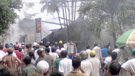 Cháy ở chợ Bù Đăng, thiệt hại trên 2 tỉ đồng - 2 Cháy ở chợ Bù Đăng, thiệt hại trên 2 tỉ đồng