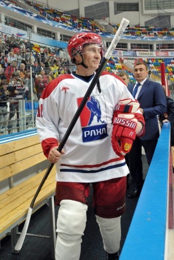 Tổng thống Putin thi đấu khúc côn cầu ngay sau khi nhậm chức