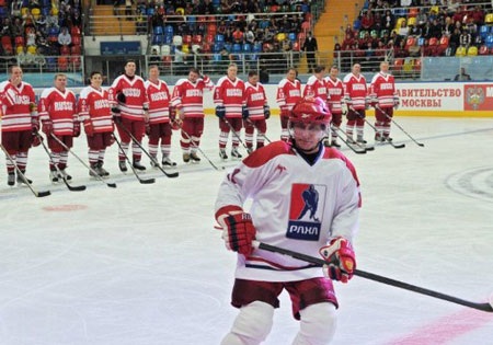 Tổng thống Putin thi đấu khúc côn cầu ngay sau khi nhậm chức