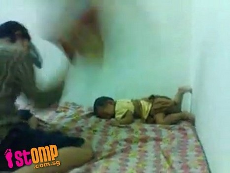 Phẫn nộ video bà mẹ trẻ hành hạ tàn ác con nhỏ - 4 Phẫn nộ video bà mẹ trẻ hành hạ tàn ác con nhỏ