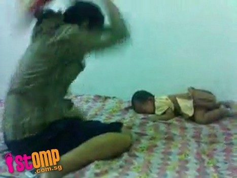 Phẫn nộ video bà mẹ trẻ hành hạ tàn ác con nhỏ - 6 Phẫn nộ video bà mẹ trẻ hành hạ tàn ác con nhỏ