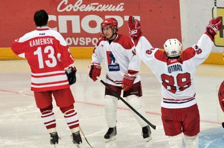 Tổng thống Putin thi đấu khúc côn cầu ngay sau khi nhậm chức