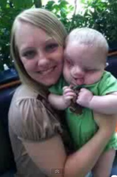 Video cảm động của một bà mẹ có con không mắt