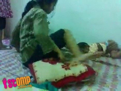 Phẫn nộ video bà mẹ trẻ hành hạ tàn ác con nhỏ - 8 Phẫn nộ video bà mẹ trẻ hành hạ tàn ác con nhỏ