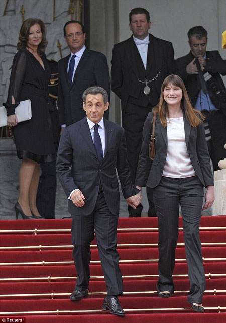 “Đệ nhất thời trang” Pháp Bruni-Sarkozy bị "chê tơi tả" - 5 “Đệ nhất thời trang” Pháp Bruni-Sarkozy bị chê tơi tả