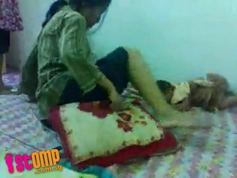 Phẫn nộ video bà mẹ trẻ hành hạ tàn ác con nhỏ - 9 Phẫn nộ video bà mẹ trẻ hành hạ tàn ác con nhỏ