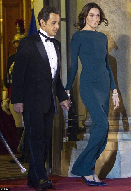 “Đệ nhất thời trang” Pháp Bruni-Sarkozy bị "chê tơi tả" - 7 “Đệ nhất thời trang” Pháp Bruni-Sarkozy bị chê tơi tả