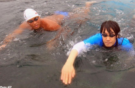 Người Hàn Quốc bơi 230km tới đảo tranh chấp với Nhật