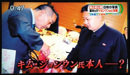 Đầu bếp Nhật kể chuyện gặp lãnh đạo Triều Tiên Kim Jong-un - 1 Fujimoto trong bức ảnh chụp cùng nhà lãnh đạo Triều Tiên Kim Jong-un.