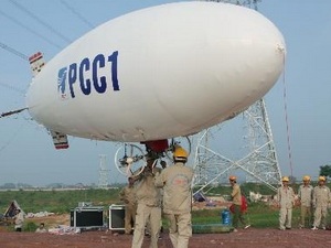 Kéo đường dây 220 kV vượt sông Cầu bằng...khí cầu - 1 Khinh khí cầu mang theo sợi dây mồi chuẩn bị bay vượt sông Cầu. (Nguồn: Ngọc Hà/TTXVN)