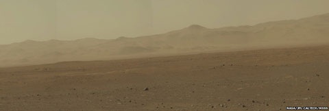 NASA công bố bức ảnh màu rõ nét đầu tiên về sao Hỏa - 1 Các nhà khoa học cho biết địa hình xung quanh tàu đổ bố giống với tây nam nước Mỹ.