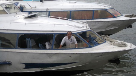 Kính tàu Greenlines B3 bị vỡ khi sóng đánh - Ảnh: Đ.Hà