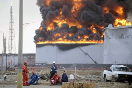 Vụ nổ đã khiến 2 bồn chứa của nhà máy bốc cháy.