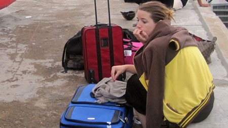 Một hành khách người nước ngoài vẫn còn hoảng loạn khi tàu đã cập bến - Ảnh: Đ.Hà