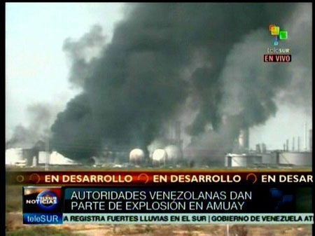 Vụ nổ đã khiến 2 bồn chứa của nhà máy bốc cháy.