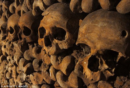 Đế chế người chết dười lòng Paris