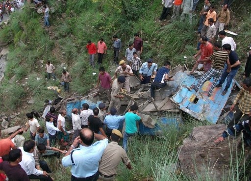 Ấn Độ: Xe khách lao từ độ cao 76m, 52 người chết - 1 Hiện trường vụ tai nạn.
