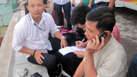 Một hành khách người nước ngoài vẫn còn hoảng loạn khi tàu đã cập bến - Ảnh: Đ.Hà