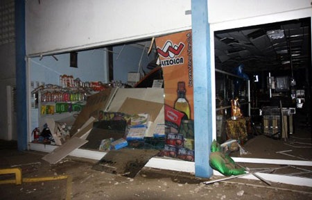 Sức mạnh của vụ nổ đã khiến đồ đạc trong cửa hàng này bị hư hỏng hết.