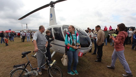 Trực thăng Nga lập kỷ lục về độ cao - 4 Có khoảng 7000 khán giả tới xem cuộc thi này.