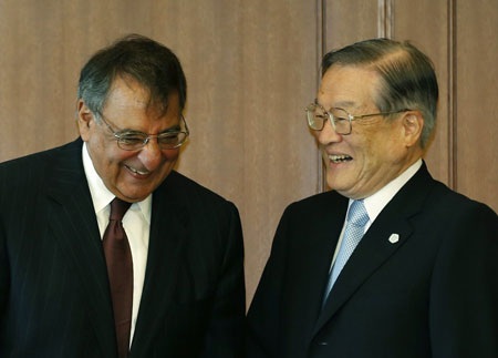 Trấn an đồng minh, xoa dịu căng thẳng với Trung Quốc - 1 Bộ trưởng Quốc phòng Mỹ Panetta và người đồng cấp Nhật Morimoto.