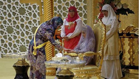 Con gái Quốc vương Brunei kết hôn trong lễ cưới xa hoa - 6 Hoàng hậu Brunei trong nghi lễ chúc phúc cho con gái.