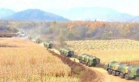 Phơi bày kho vũ khí hạt nhân Trung Quốc - 1 Đội pháo binh số 2 của Trung Quốc đang chở tên lửa tới điểm tập kết - Ảnh: Chinamil.com.cn