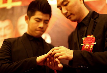 Trung Quốc tranh cãi gay gắt vì sách giáo dục tình dục đồng tính - 1 Một cặp đồng tính ở Trung Quốc.