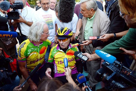 Cụ Marchand và huấn luyện viên trong vòng vây của báo chí.