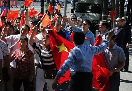 Hàng ngàn người bao vây sứ quán Nhật tại Bắc Kinh - 2 Cảnh sát chống bạo động ngăn người biểu tình tiến vào sứ quán Nhật ở Bắc Kinh ngày 15/9.