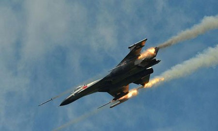 Chiến đấu cơ Trung Quốc diễn tập khai hỏa trên biển - 1 Chiến đấu cơ Trung Quốc tập bắn đạn thật trên biển