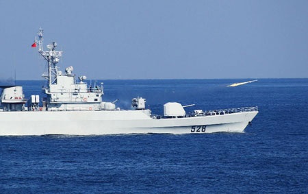 Tàu thuộc Hạm đội Bắc Hải của hải quân Trung Quốc tập bắn đạn thật trên Hoàng Hải ngày 5/9.