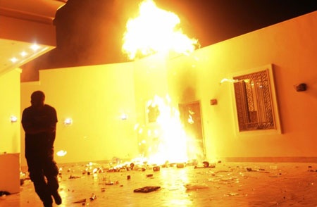 Nhà Trắng họp khẩn vì nguy cơ khủng bố - 1 Lãnh sự quán Mỹ ở Benghazi chìm trong biển lửa trong vụ tấn công đêm ngày 11/9.