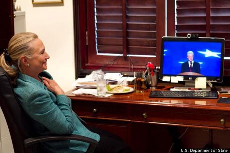 Ảnh Hillary Clinton chăm chú xem chồng phát biểu gây “sốt” - 1 Ảnh Hillary Clinton chăm chú xem chồng phát biểu gây “sốt”