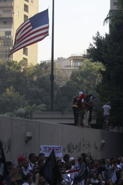 Ai Cập: Người biểu tình hạ và đốt cờ Mỹ ở sứ quán tại Cairo