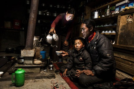 Chuyện về những người anh em cưới chung một vợ trên dãy Himalayas - 2 Tashi Sangmo Lama, 31 tổi, (trái) cùng với