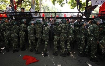 Hàng ngàn người bao vây sứ quán Nhật tại Bắc Kinh - 1 Cảnh sát chống bạo động ngăn người biểu tình tiến vào sứ quán Nhật ở Bắc Kinh ngày 15/9.