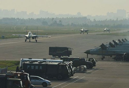 Chiến đấu cơ Trung Quốc diễn tập khai hỏa trên biển - 2 Chiến đấu cơ Trung Quốc tập bắn đạn thật trên biển