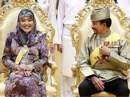 Con gái Quốc vương Brunei kết hôn trong lễ cưới xa hoa - 7 Quốc vương và hoàng hậu Brunei.