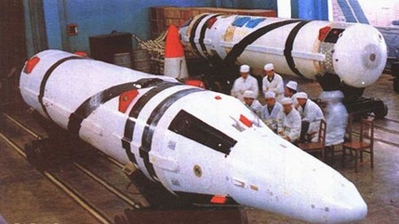 Phơi bày kho vũ khí hạt nhân Trung Quốc - 4 Tên lửa Cự Lãng - 2 được cho là đã phóng thành công từ tàu ngầm - Ảnh: Backchina.com